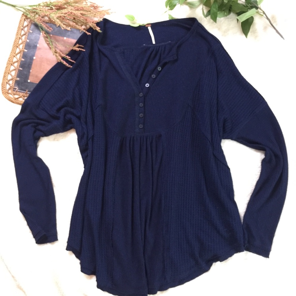 Free people navy thermal top✨